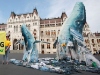 A Greenpeace hatalmas bálnákkal figyelmeztet a pusztító műanyagszennyezésre a Deák téri templom előtt.